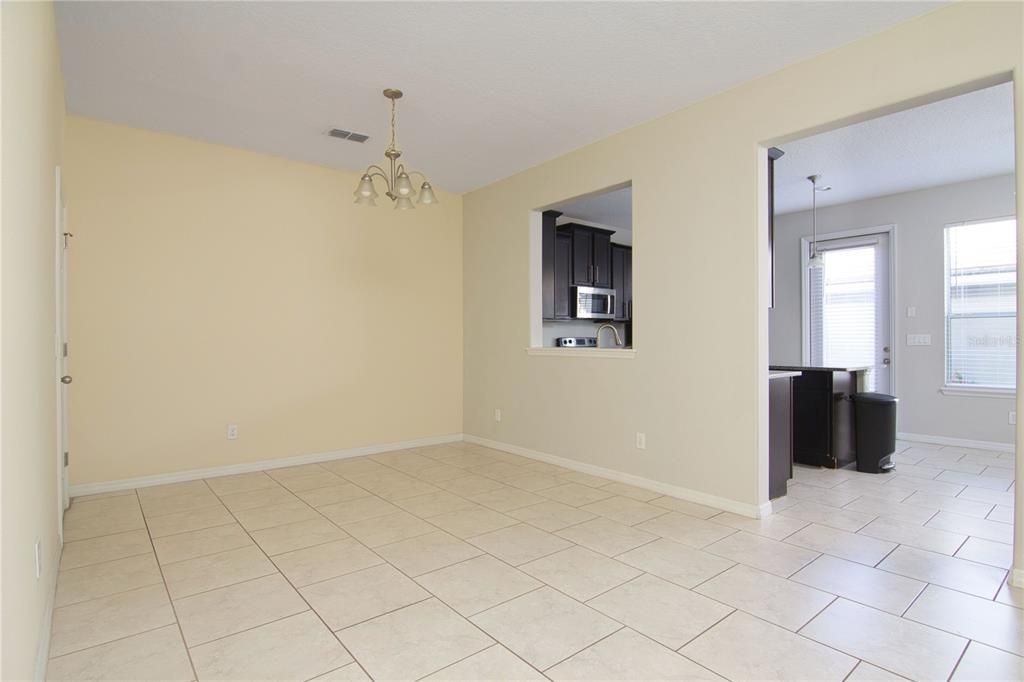 Activo con contrato: $2,450 (3 camas, 2 baños, 1883 Pies cuadrados)