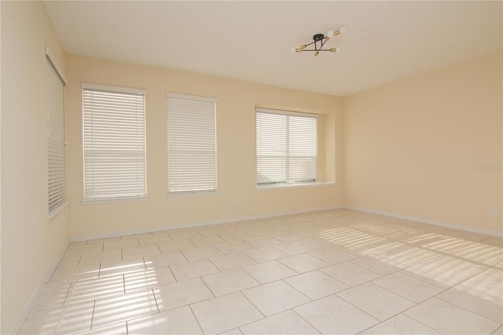 Activo con contrato: $2,450 (3 camas, 2 baños, 1883 Pies cuadrados)