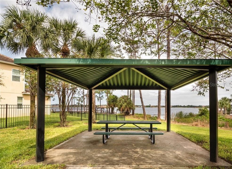 Activo con contrato: $2,450 (3 camas, 2 baños, 1883 Pies cuadrados)