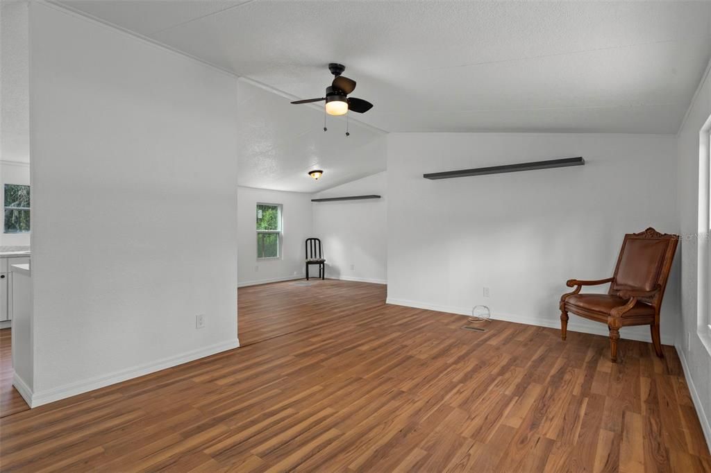 Activo con contrato: $229,000 (4 camas, 2 baños, 1344 Pies cuadrados)