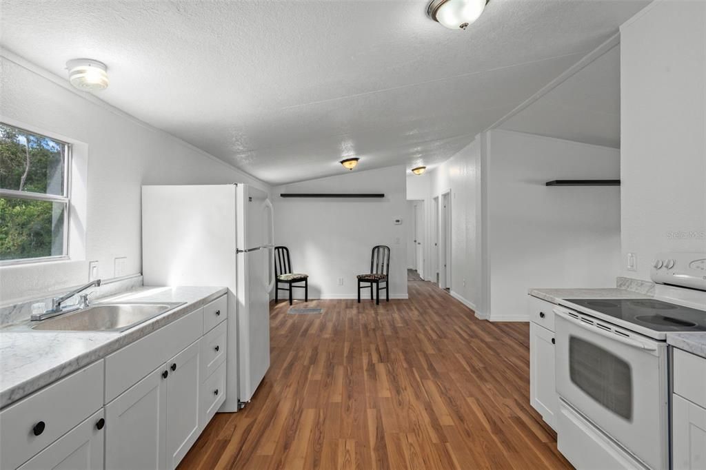 Activo con contrato: $229,000 (4 camas, 2 baños, 1344 Pies cuadrados)