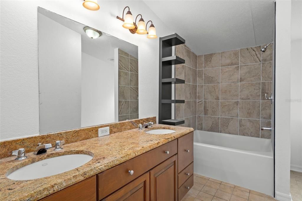 Activo con contrato: $229,000 (4 camas, 2 baños, 1344 Pies cuadrados)