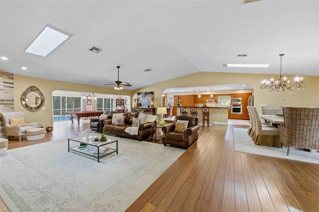 待售: $799,000 (4 贝兹, 4 浴室, 3863 平方英尺)