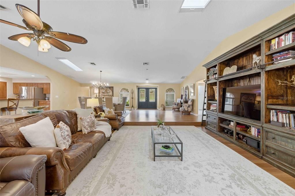 待售: $799,000 (4 贝兹, 4 浴室, 3863 平方英尺)