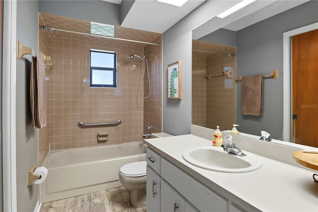 合同活跃: $199,900 (2 贝兹, 2 浴室, 1312 平方英尺)