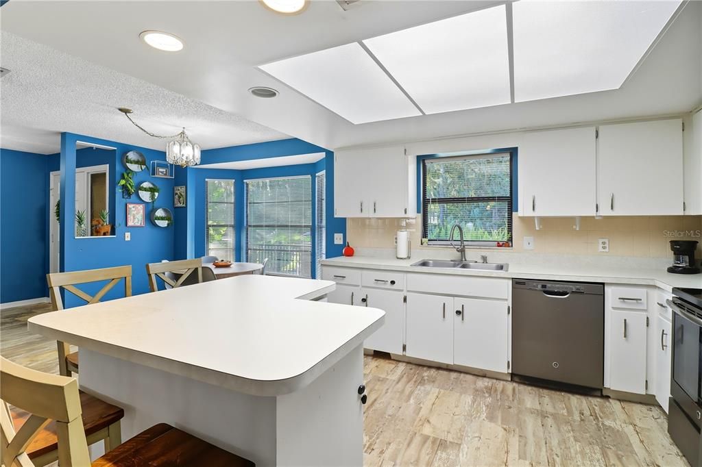 合同活跃: $199,900 (2 贝兹, 2 浴室, 1312 平方英尺)