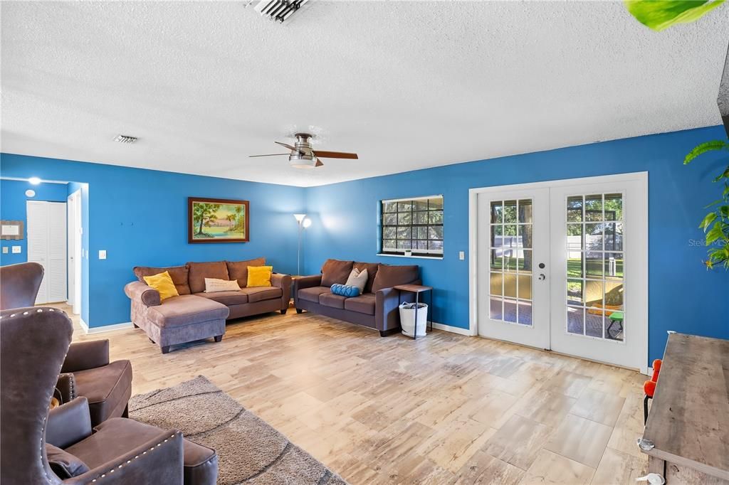 合同活跃: $199,900 (2 贝兹, 2 浴室, 1312 平方英尺)