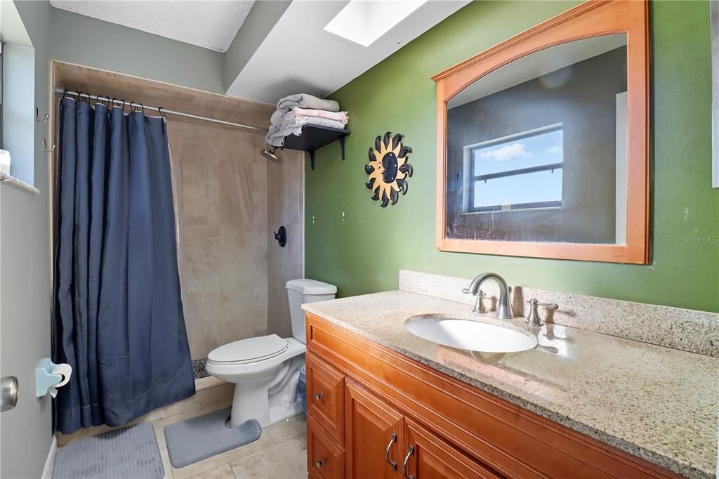 合同活跃: $199,900 (2 贝兹, 2 浴室, 1312 平方英尺)