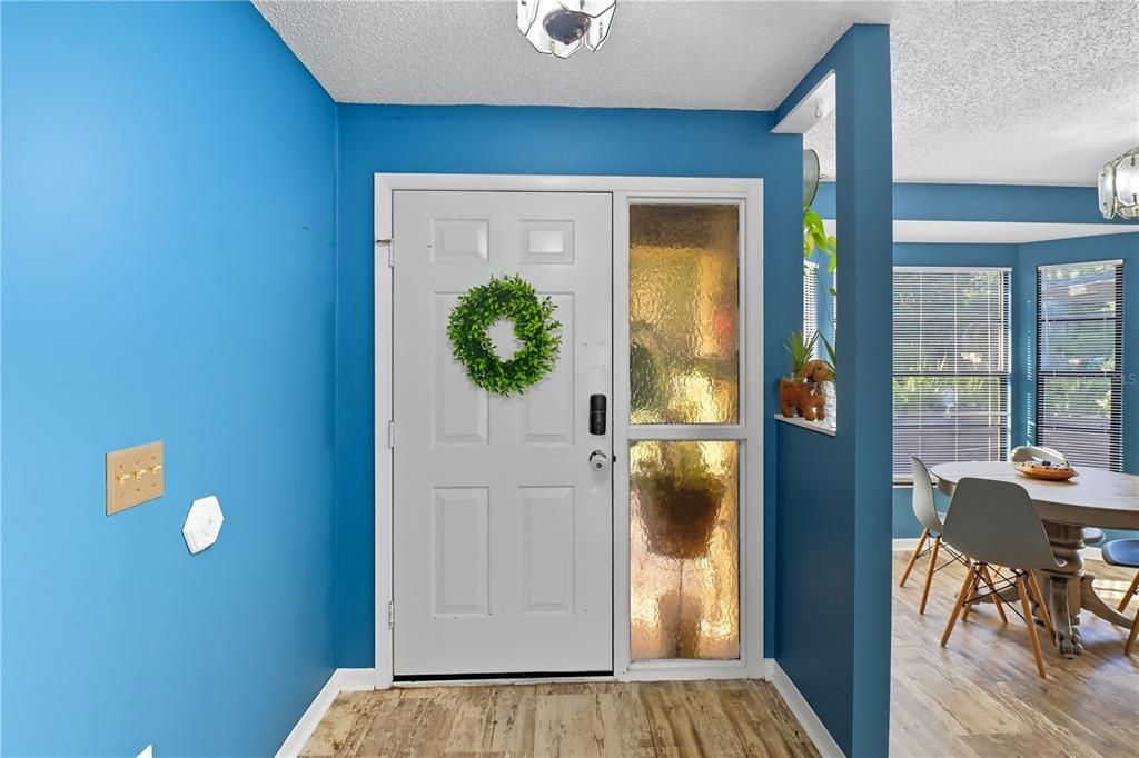 合同活跃: $199,900 (2 贝兹, 2 浴室, 1312 平方英尺)