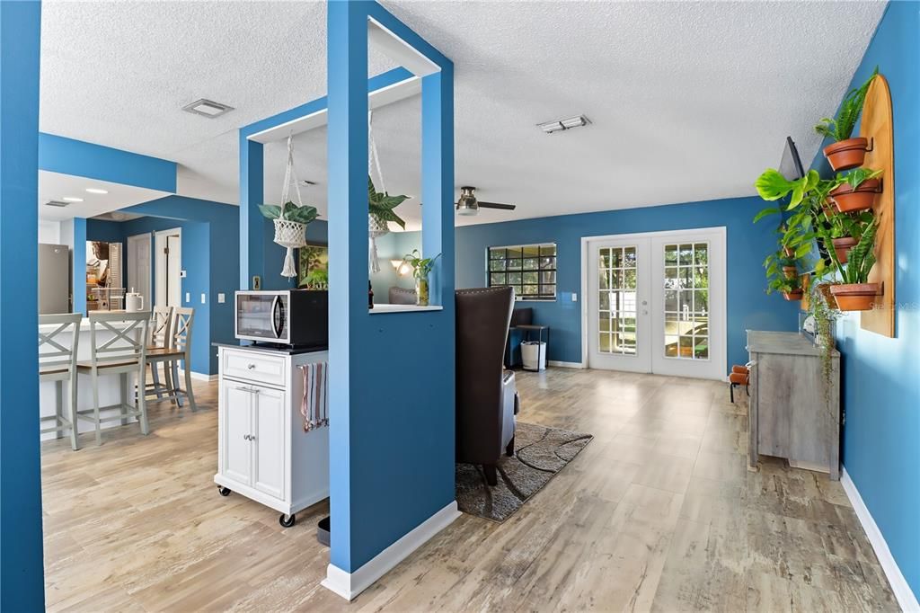 合同活跃: $199,900 (2 贝兹, 2 浴室, 1312 平方英尺)