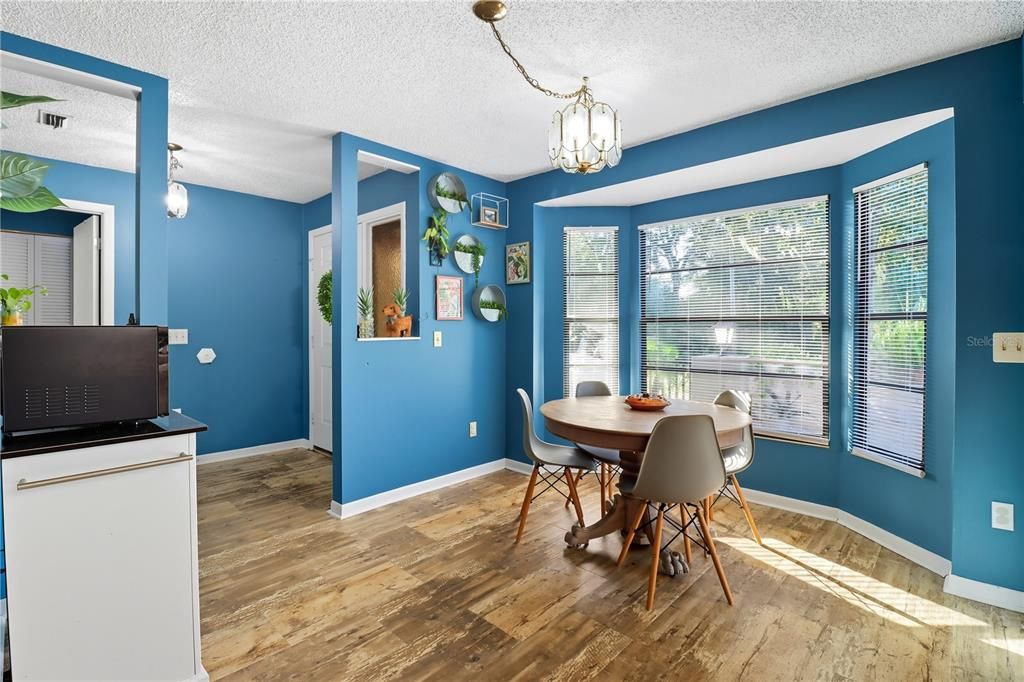 合同活跃: $199,900 (2 贝兹, 2 浴室, 1312 平方英尺)