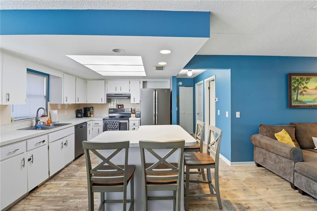 合同活跃: $199,900 (2 贝兹, 2 浴室, 1312 平方英尺)