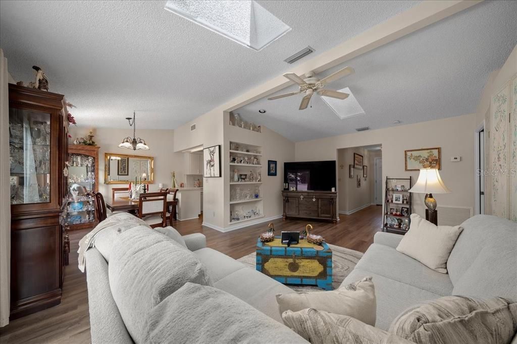 Под контрактом: $225,000 (2 спален, 2 ванн, 1219 Квадратных фут)