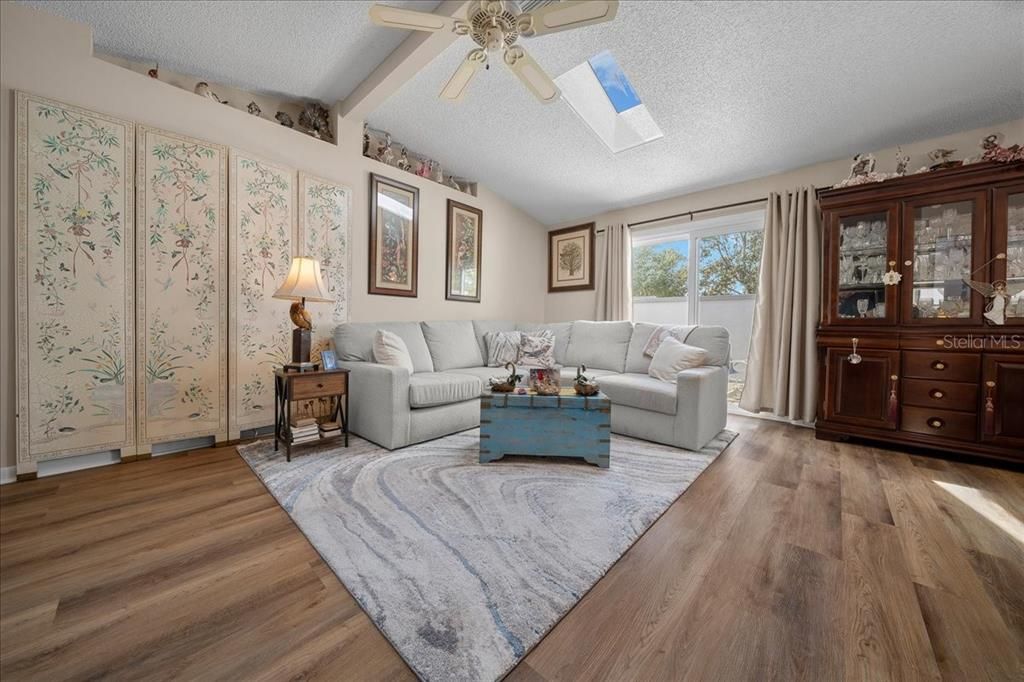 Под контрактом: $225,000 (2 спален, 2 ванн, 1219 Квадратных фут)