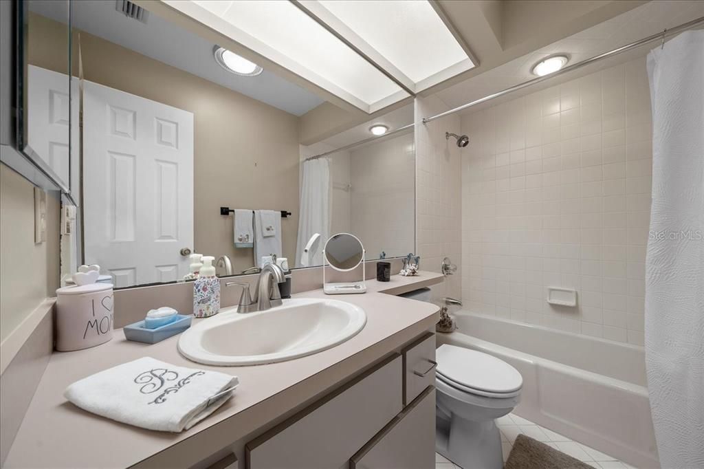 Под контрактом: $225,000 (2 спален, 2 ванн, 1219 Квадратных фут)