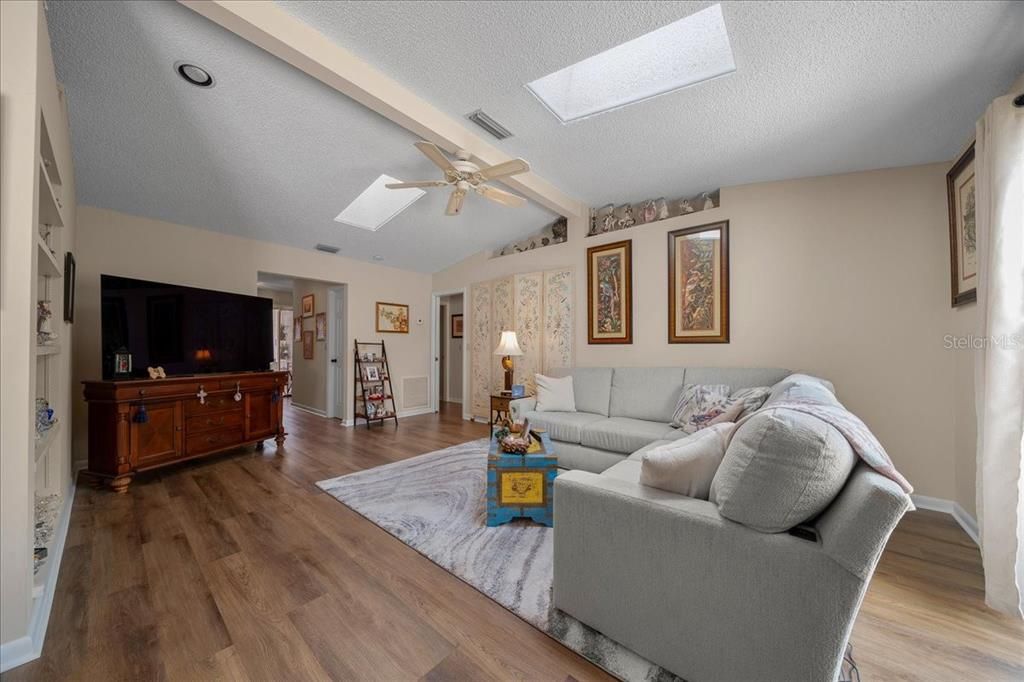 Под контрактом: $225,000 (2 спален, 2 ванн, 1219 Квадратных фут)