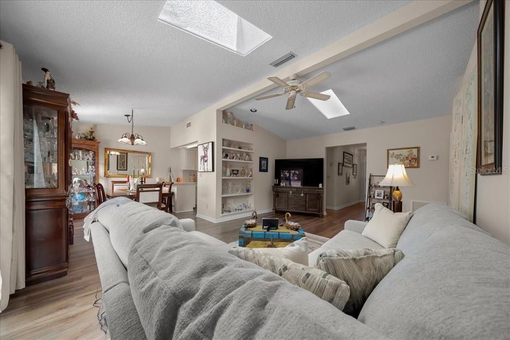 Под контрактом: $225,000 (2 спален, 2 ванн, 1219 Квадратных фут)