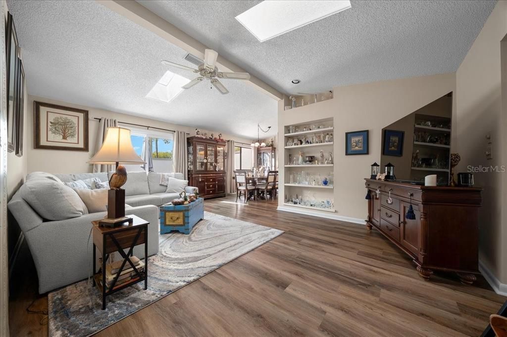 Под контрактом: $225,000 (2 спален, 2 ванн, 1219 Квадратных фут)