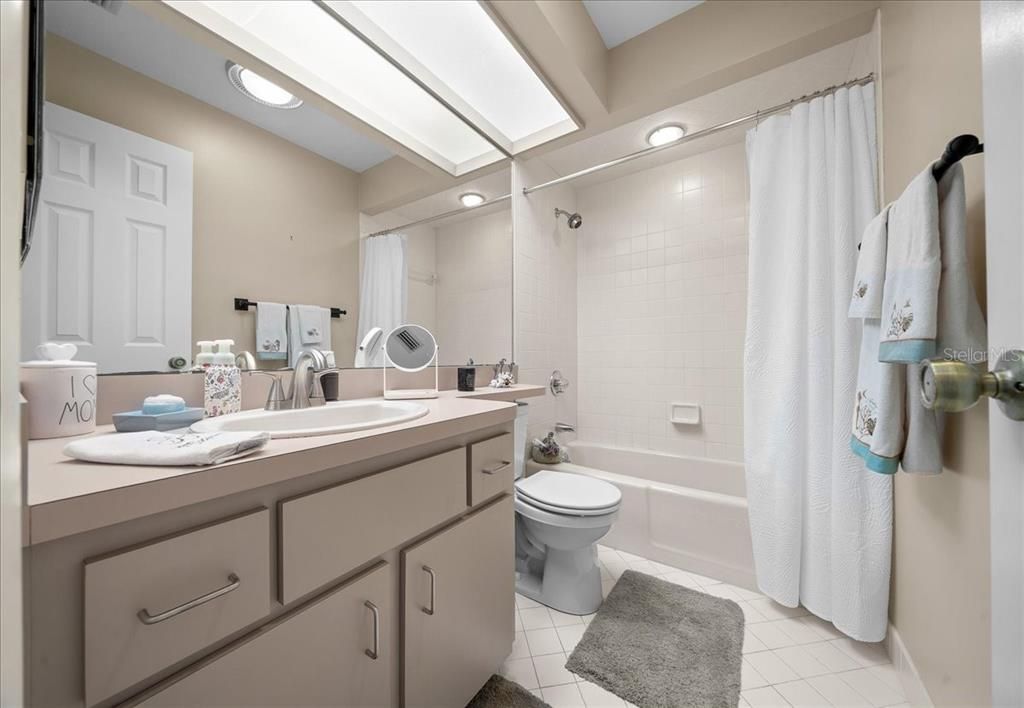 Под контрактом: $225,000 (2 спален, 2 ванн, 1219 Квадратных фут)