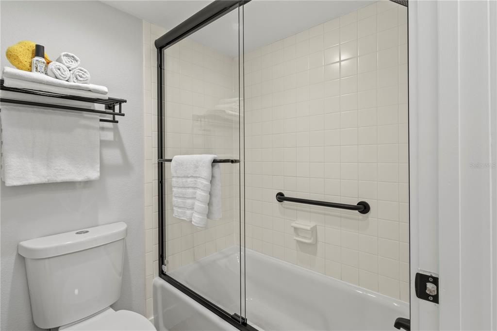 出租: $13,000 (2 贝兹, 2 浴室, 1260 平方英尺)