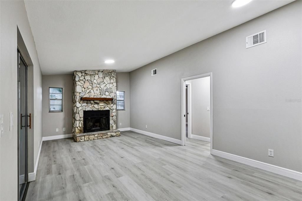 For Sale: $349,000 (3 beds, 2 baths, 1627 Square Feet)