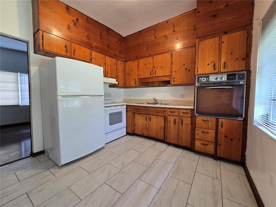 合同活跃: $1,350 (3 贝兹, 1 浴室, 903 平方英尺)