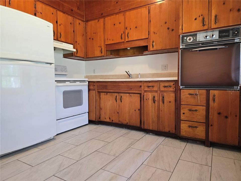 合同活跃: $1,350 (3 贝兹, 1 浴室, 903 平方英尺)