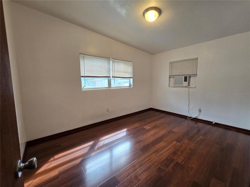 合同活跃: $1,350 (3 贝兹, 1 浴室, 903 平方英尺)