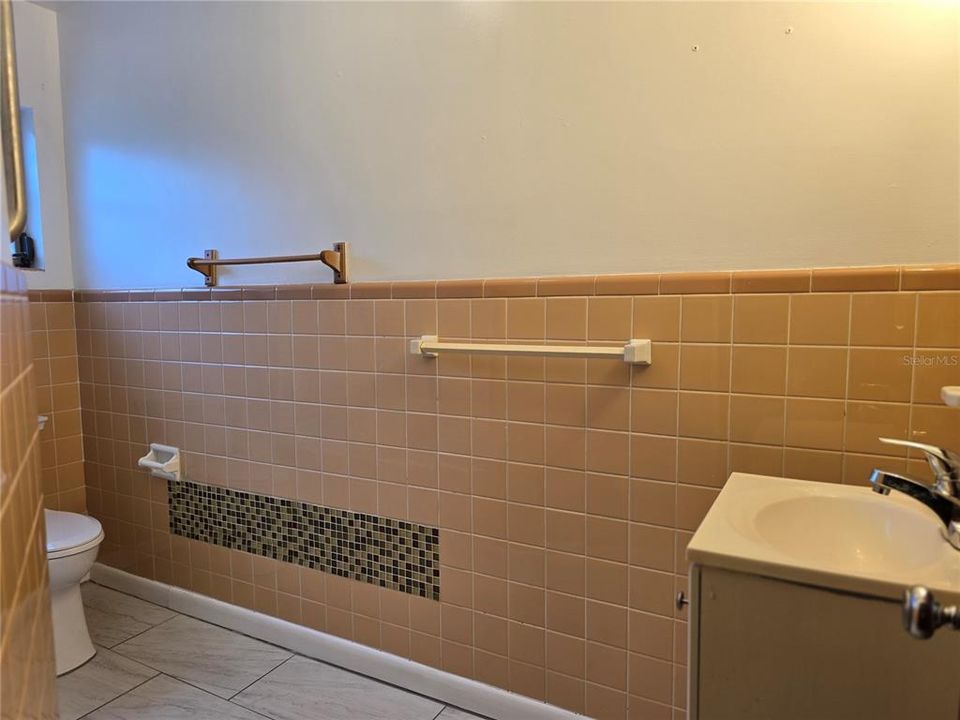 合同活跃: $1,350 (3 贝兹, 1 浴室, 903 平方英尺)