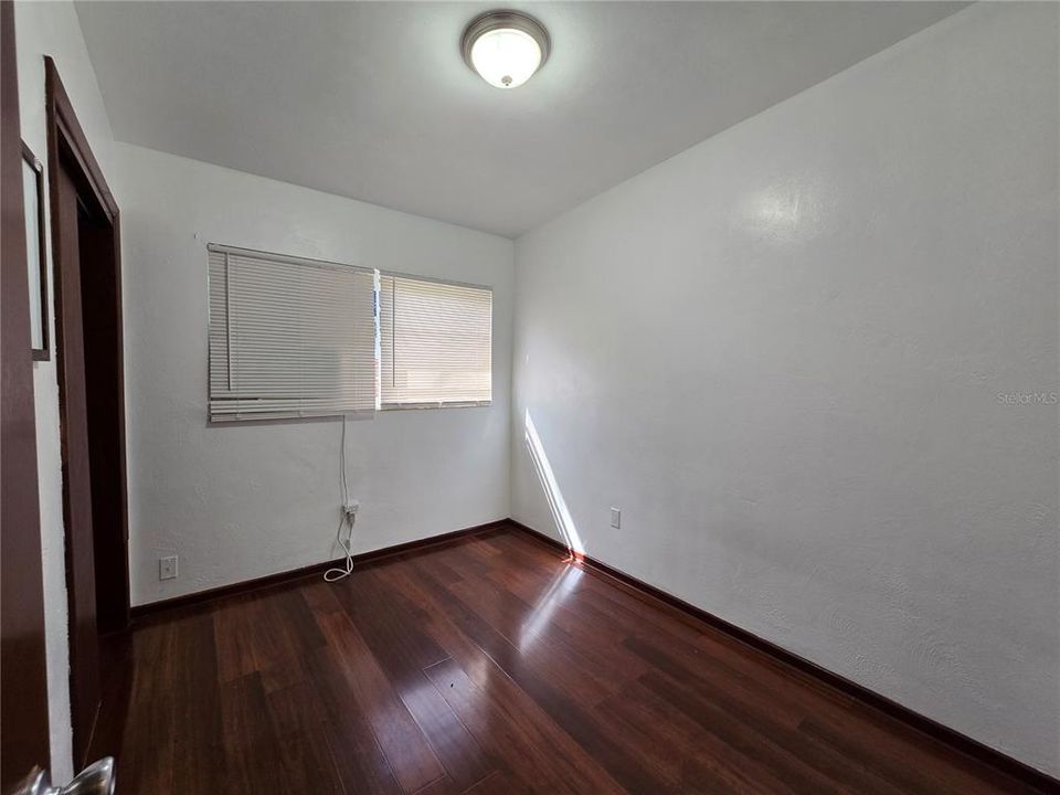 合同活跃: $1,350 (3 贝兹, 1 浴室, 903 平方英尺)