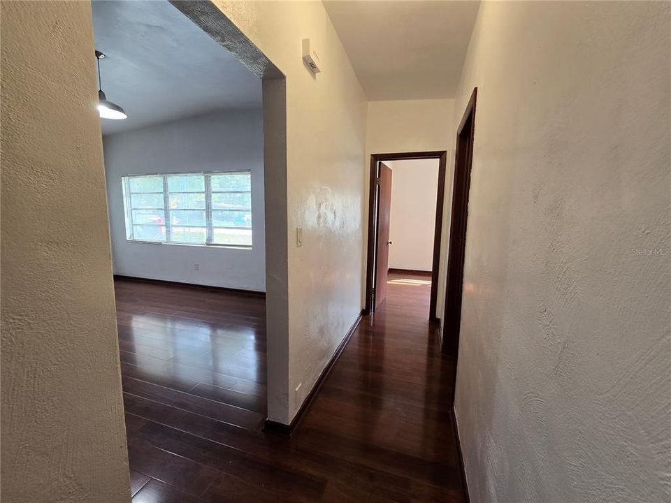 合同活跃: $1,350 (3 贝兹, 1 浴室, 903 平方英尺)