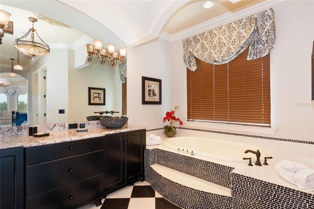 待售: $5,250,000 (8 贝兹, 8 浴室, 7980 平方英尺)