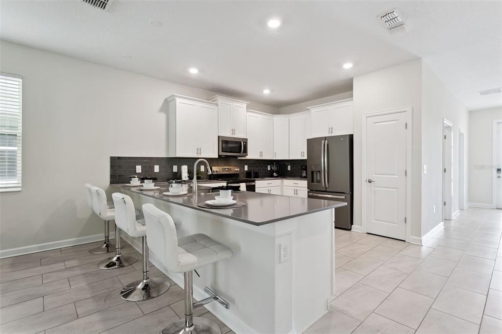 合同活跃: $790,000 (9 贝兹, 5 浴室, 4289 平方英尺)