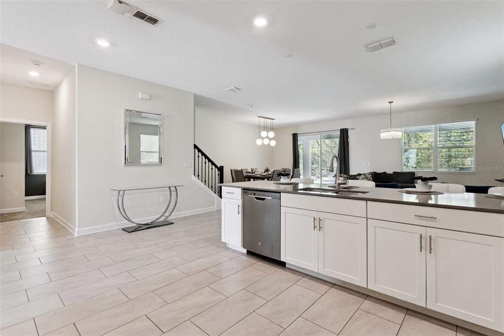 合同活跃: $790,000 (9 贝兹, 5 浴室, 4289 平方英尺)