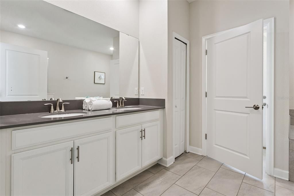 合同活跃: $790,000 (9 贝兹, 5 浴室, 4289 平方英尺)