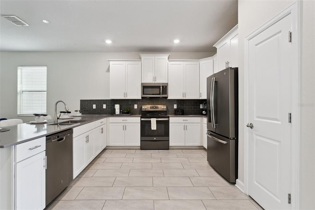 合同活跃: $790,000 (9 贝兹, 5 浴室, 4289 平方英尺)