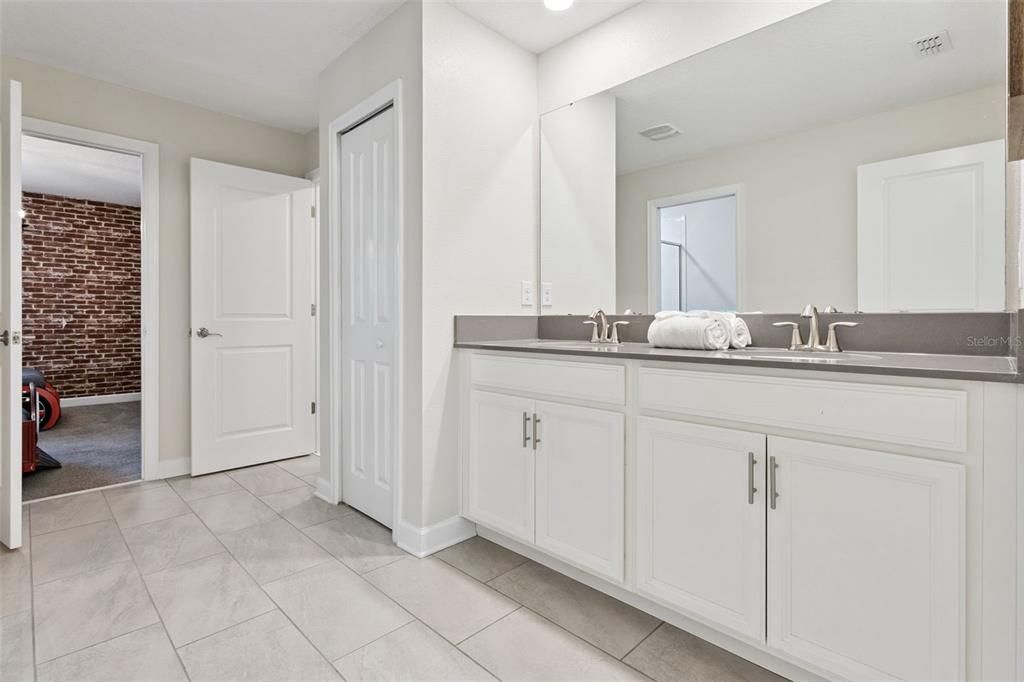 合同活跃: $790,000 (9 贝兹, 5 浴室, 4289 平方英尺)