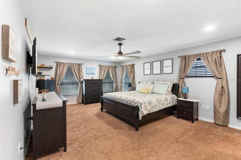 Active With Contract: $549,900 (4 beds, 2 baths, 2892 Square Feet)