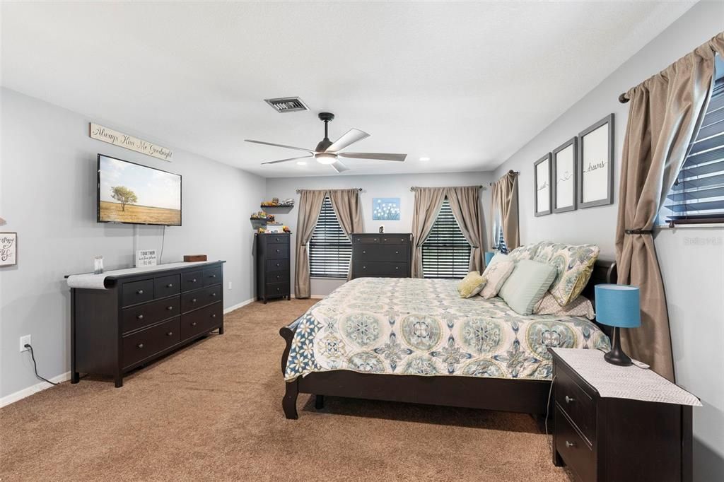 Active With Contract: $549,900 (4 beds, 2 baths, 2892 Square Feet)