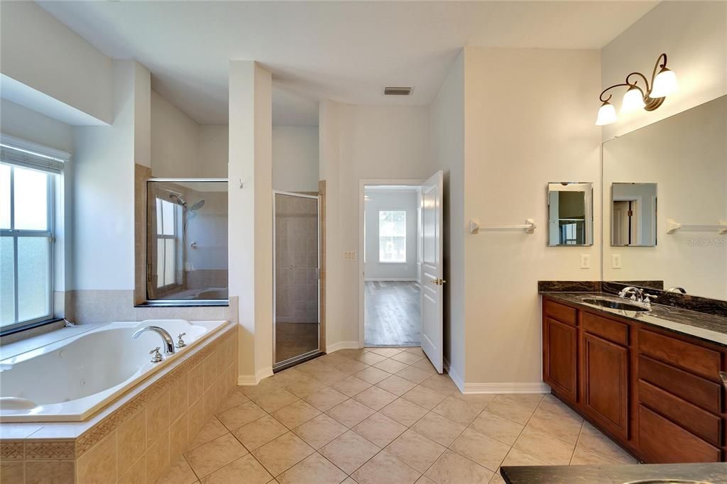 出租: $4,100 (4 贝兹, 3 浴室, 3772 平方英尺)