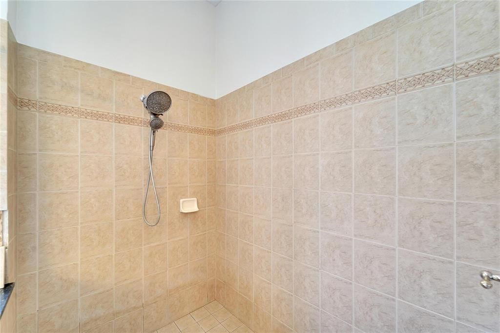 出租: $4,100 (4 贝兹, 3 浴室, 3772 平方英尺)