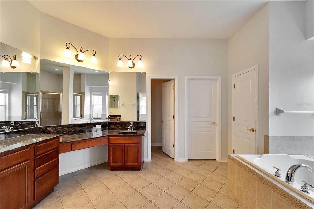 出租: $4,100 (4 贝兹, 3 浴室, 3772 平方英尺)