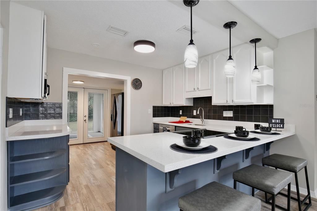 На продажу: $234,999 (2 спален, 2 ванн, 1287 Квадратных фут)