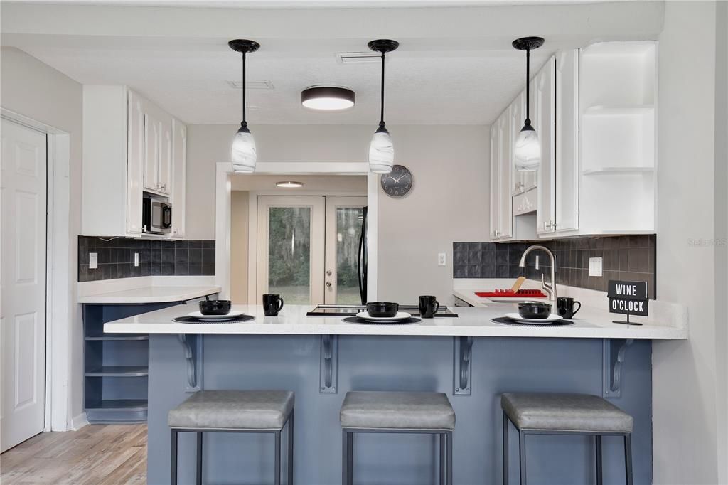 На продажу: $234,999 (2 спален, 2 ванн, 1287 Квадратных фут)