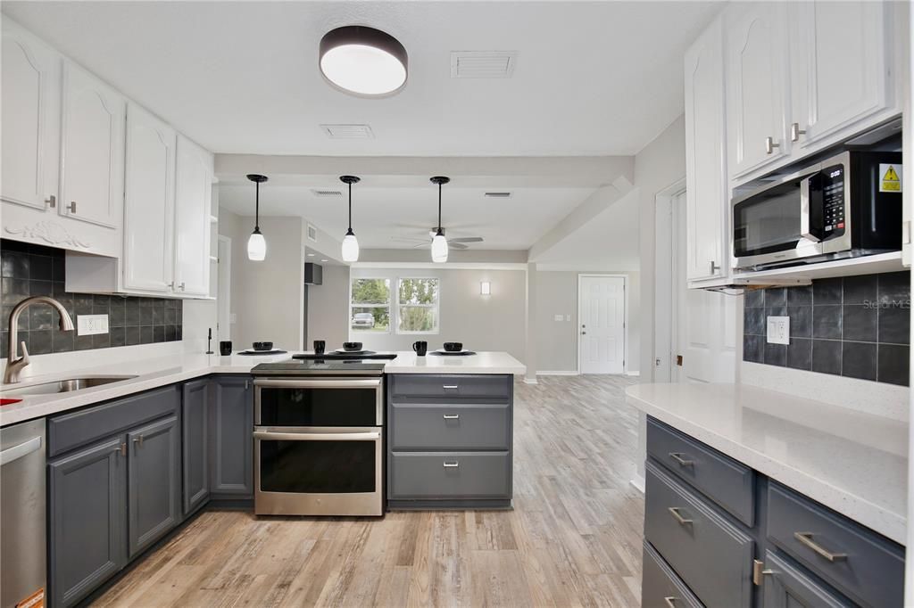 На продажу: $234,999 (2 спален, 2 ванн, 1287 Квадратных фут)