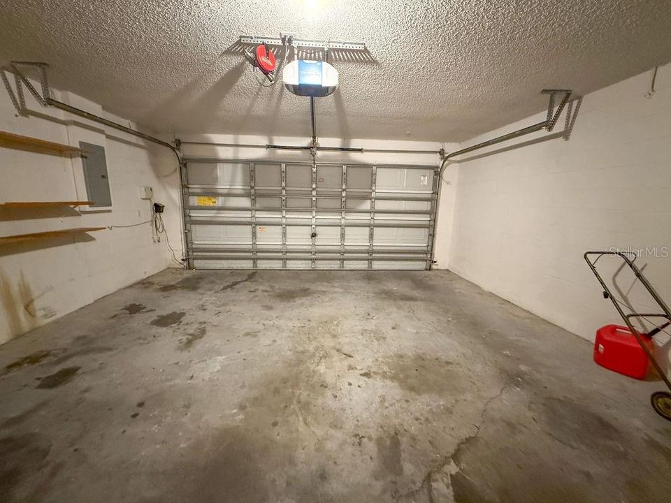 合同活跃: $2,600 (3 贝兹, 2 浴室, 1888 平方英尺)