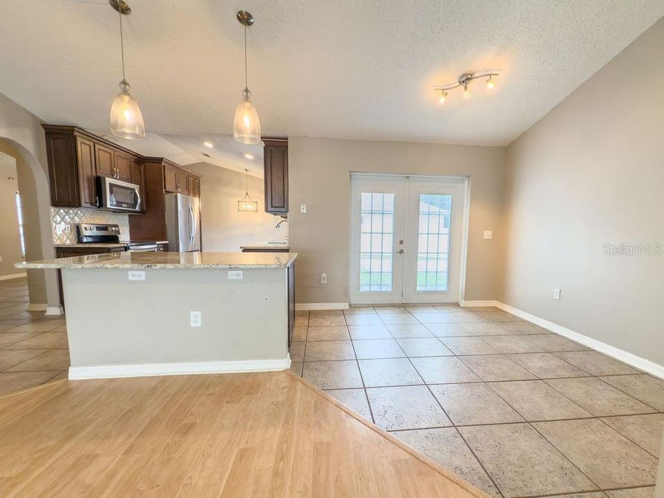 合同活跃: $2,600 (3 贝兹, 2 浴室, 1888 平方英尺)