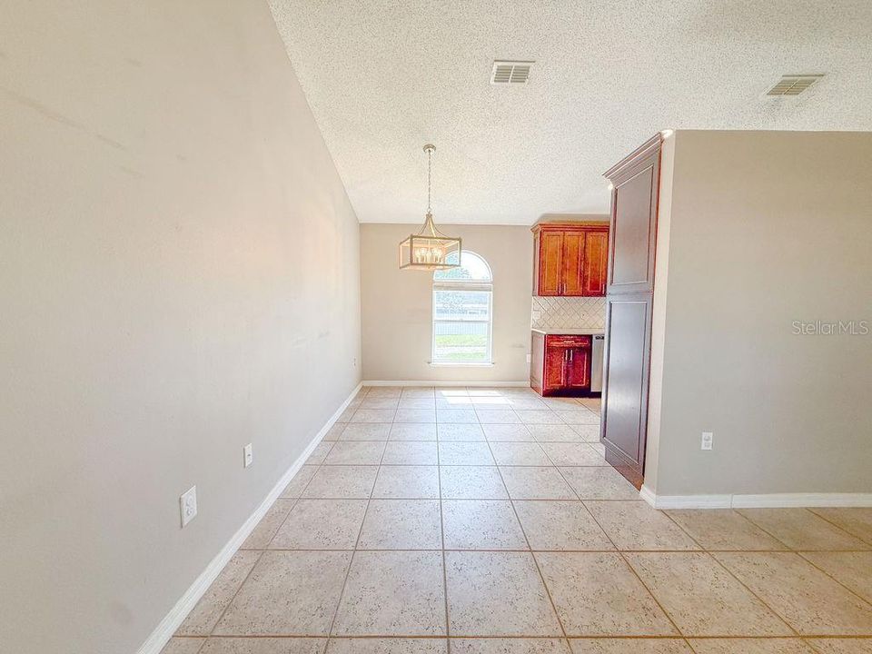 合同活跃: $2,600 (3 贝兹, 2 浴室, 1888 平方英尺)