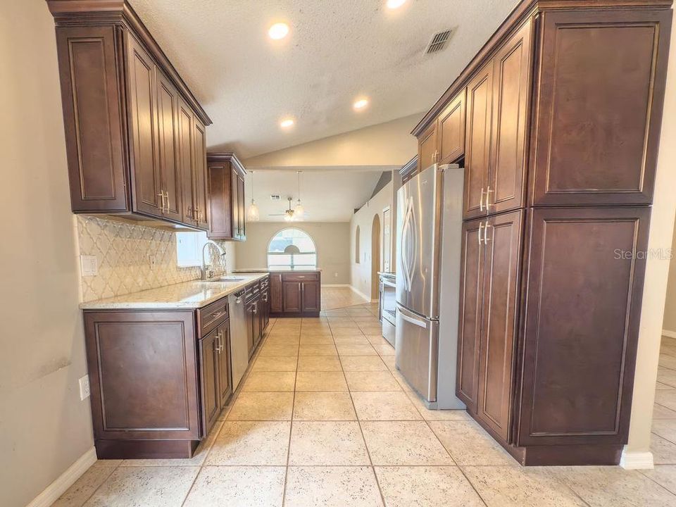 合同活跃: $2,600 (3 贝兹, 2 浴室, 1888 平方英尺)