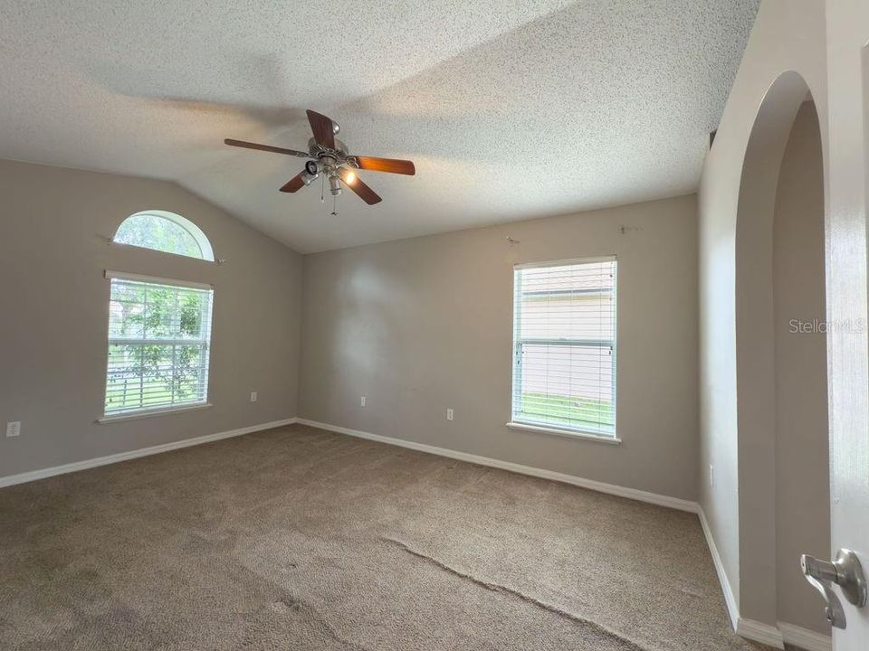 合同活跃: $2,600 (3 贝兹, 2 浴室, 1888 平方英尺)